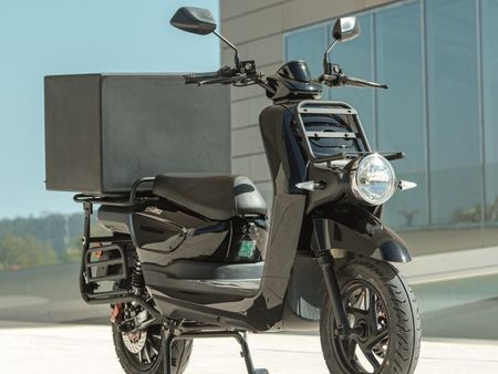 Scooter - Pink Mobility - Pink Up Livraison 50cc | V-max 45 km/h | Autonomie 100 km - Atom Motors