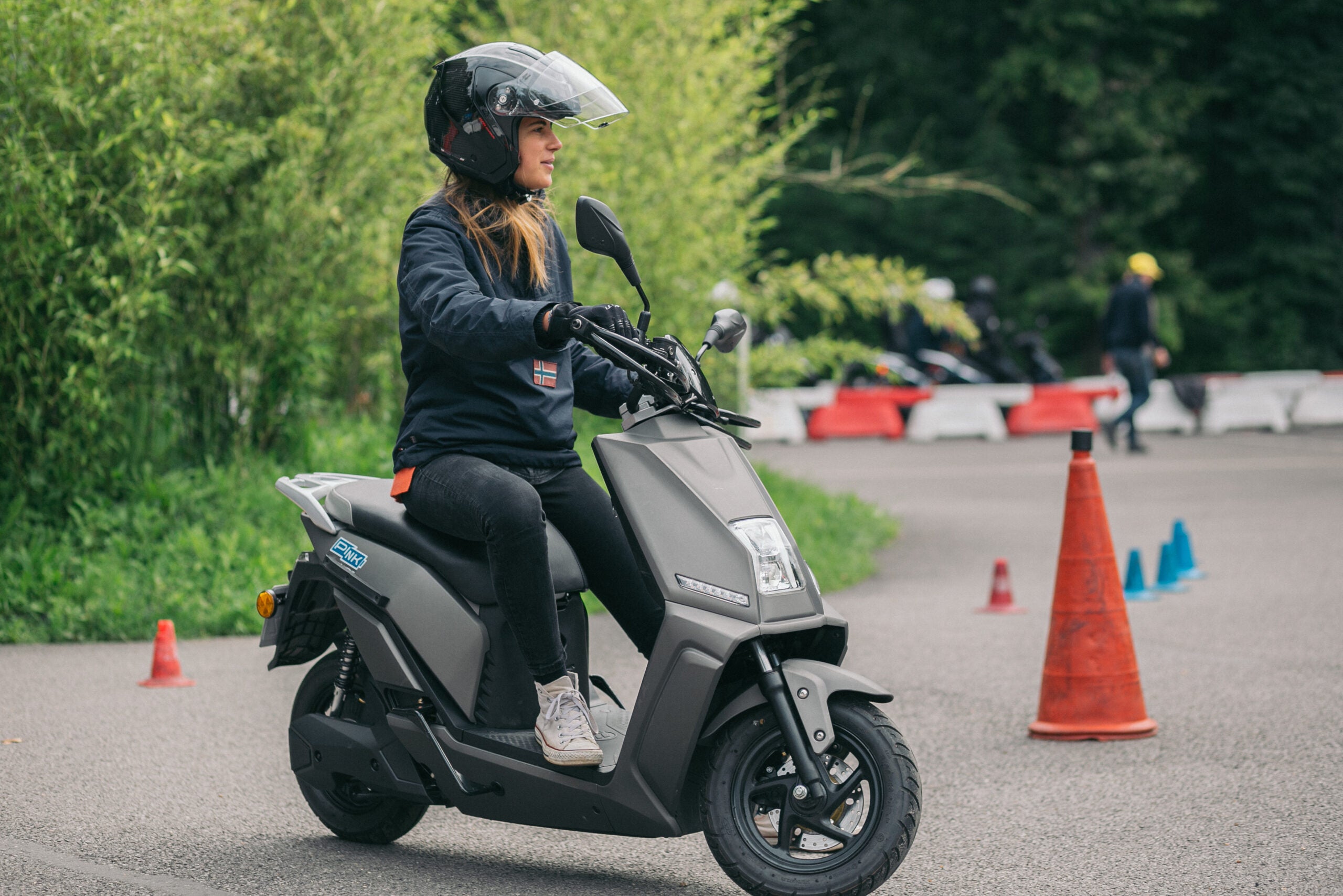 Scooter - Pink Mobility - Pink Me AUTO-ÉCOLE | V-max 45 km/h | Autonomie 80 km - Atom Motors